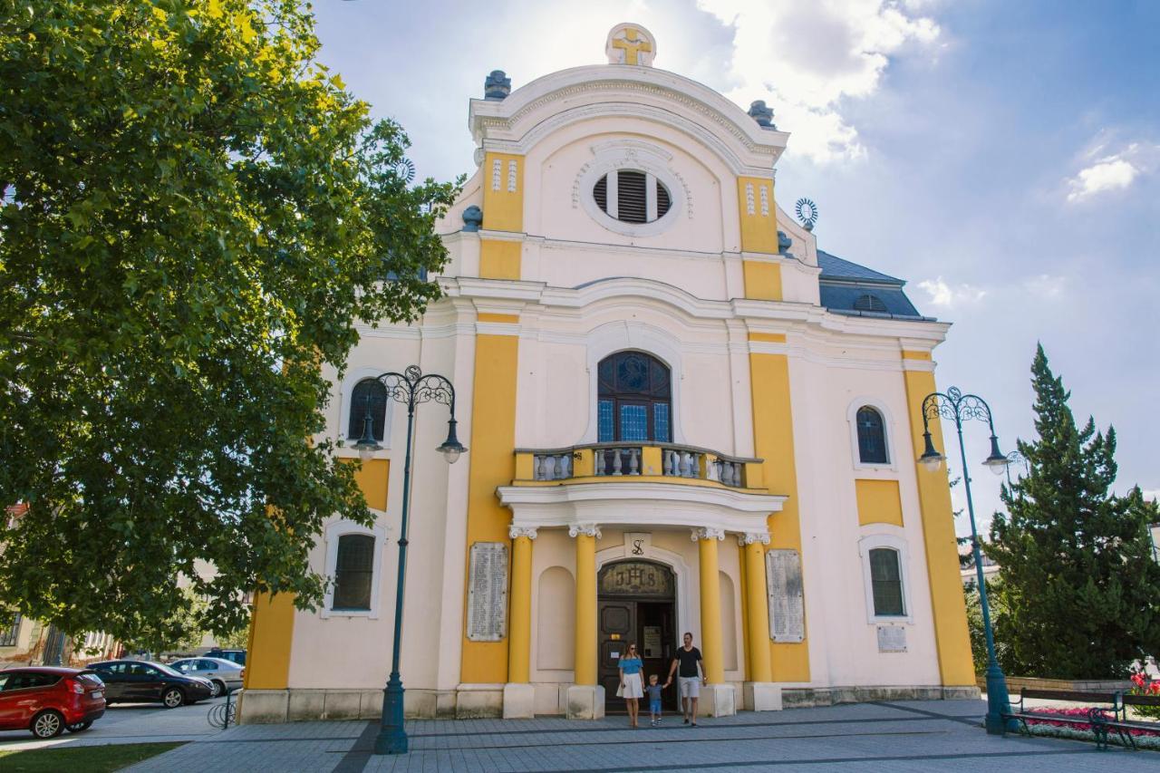 Cherry Apartmanhaz Sárvár Buitenkant foto