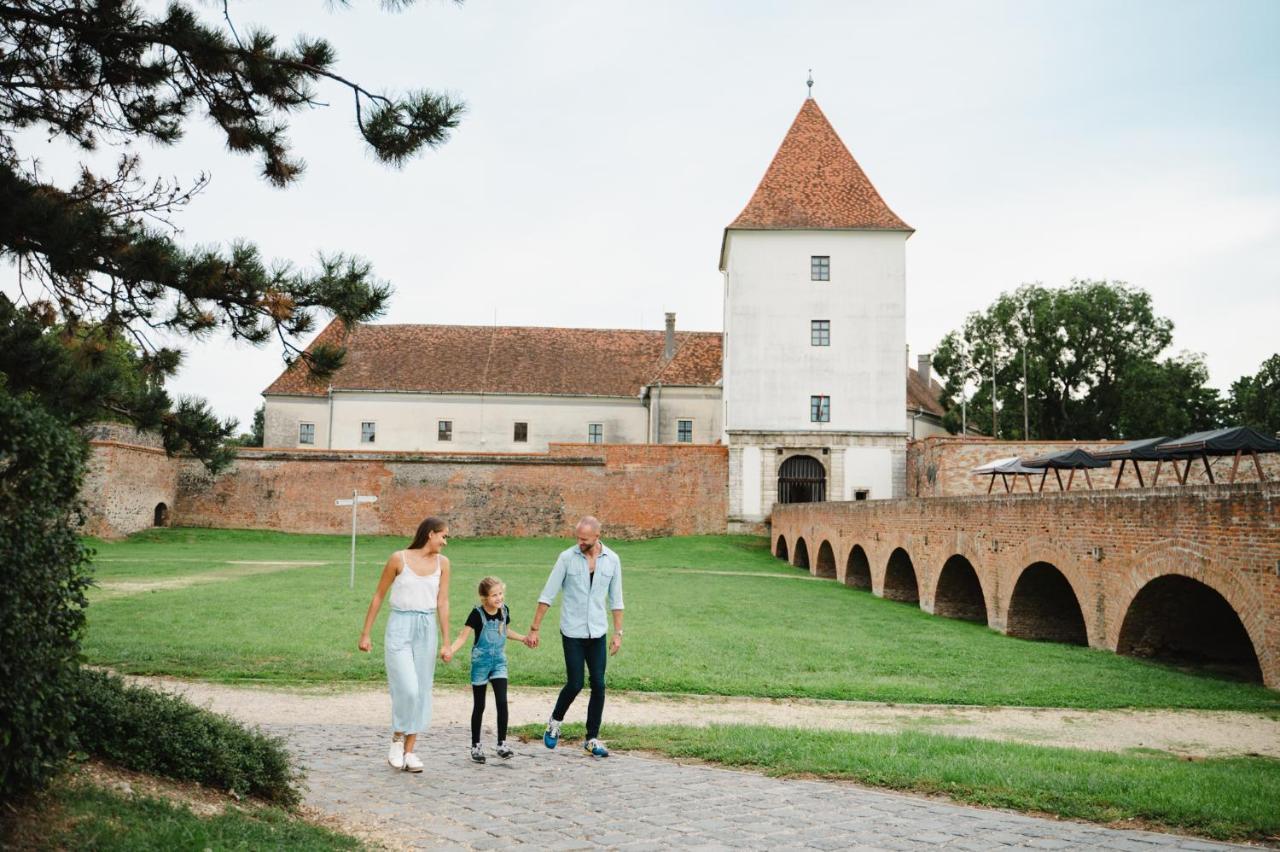 Cherry Apartmanhaz Sárvár Buitenkant foto