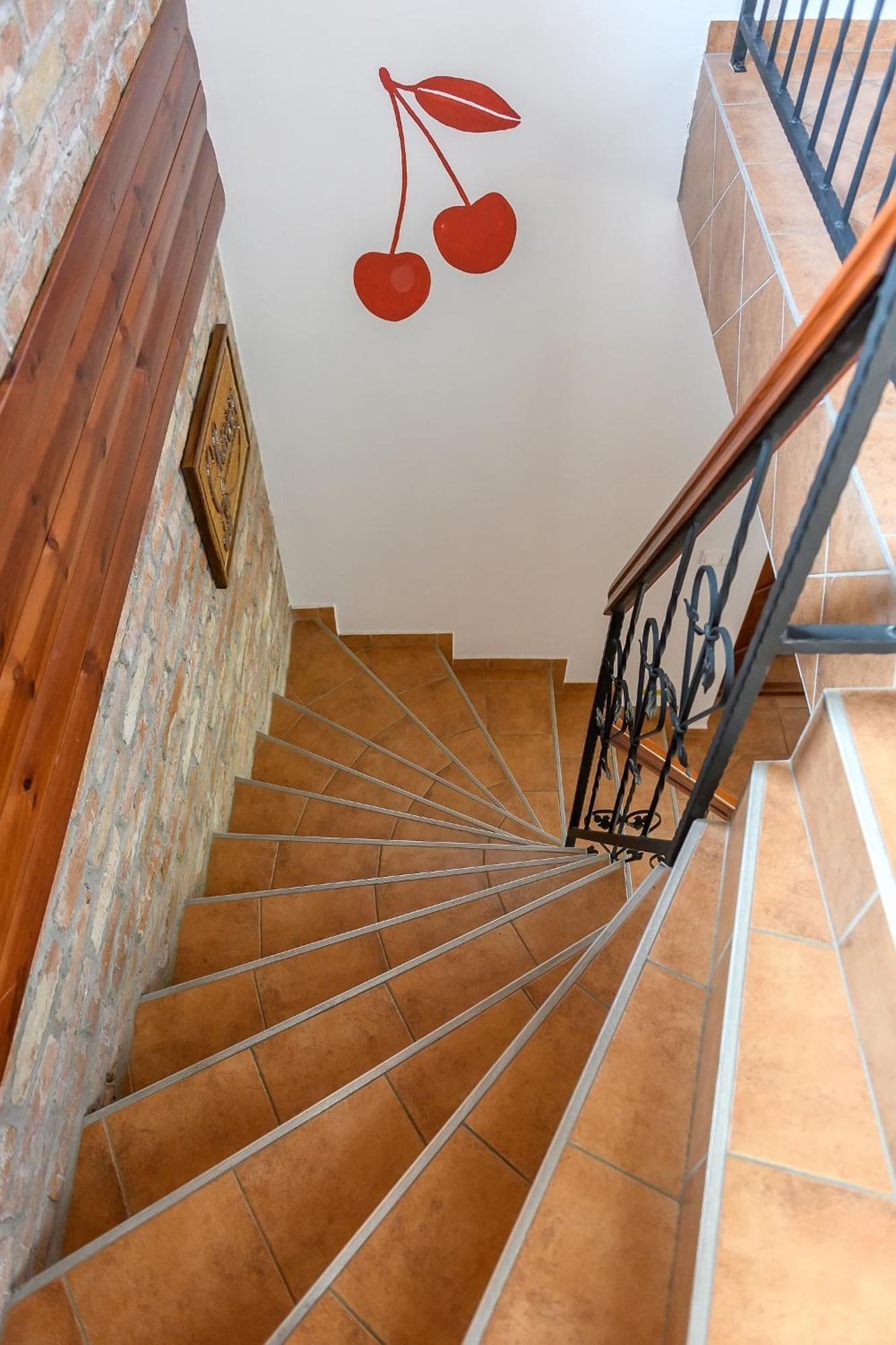 Cherry Apartmanhaz Sárvár Buitenkant foto