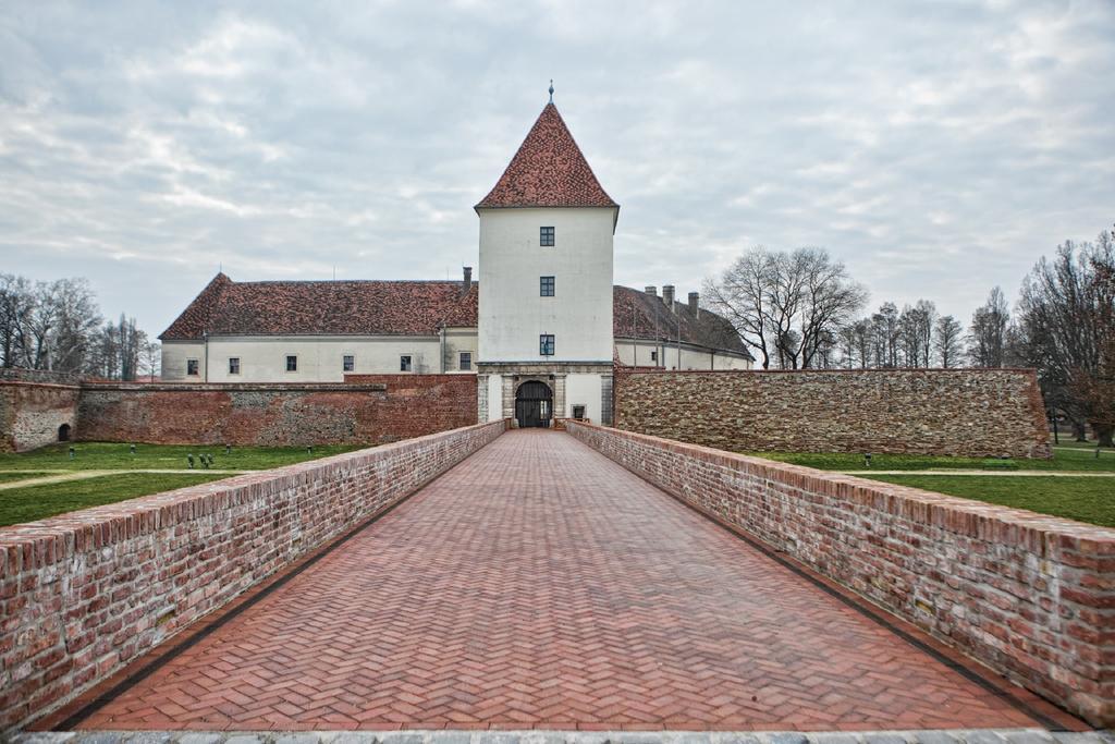 Cherry Apartmanhaz Sárvár Buitenkant foto