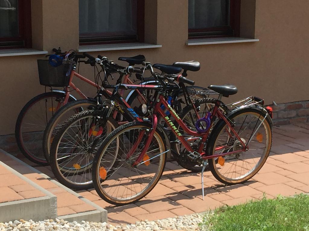 Cherry Apartmanhaz Sárvár Buitenkant foto
