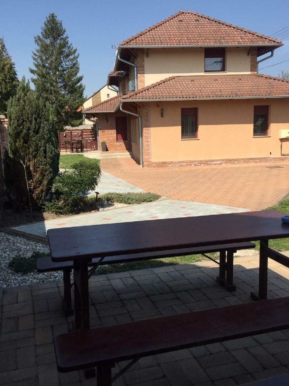 Cherry Apartmanhaz Sárvár Buitenkant foto
