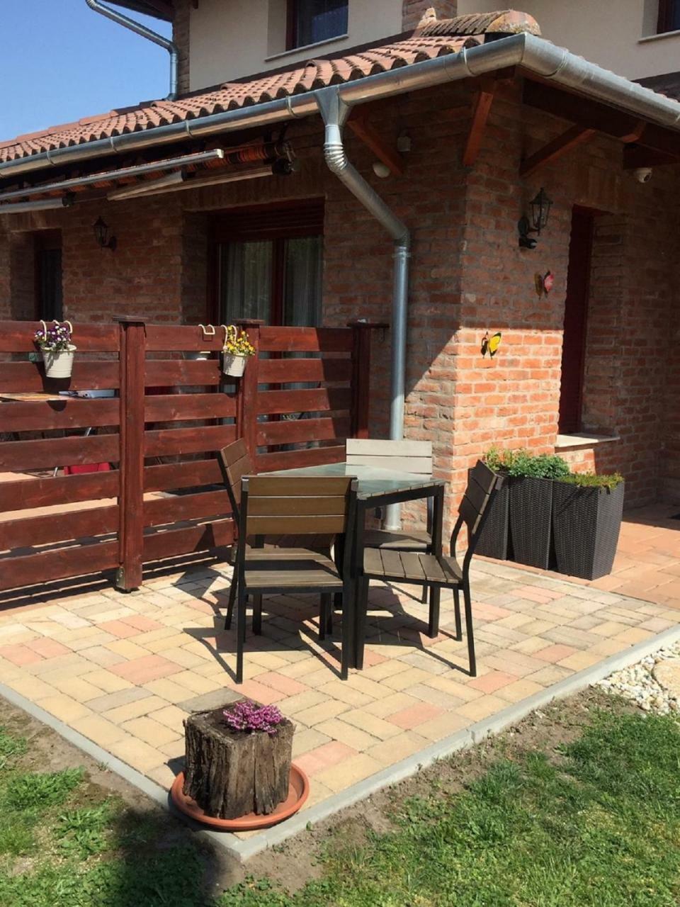 Cherry Apartmanhaz Sárvár Buitenkant foto