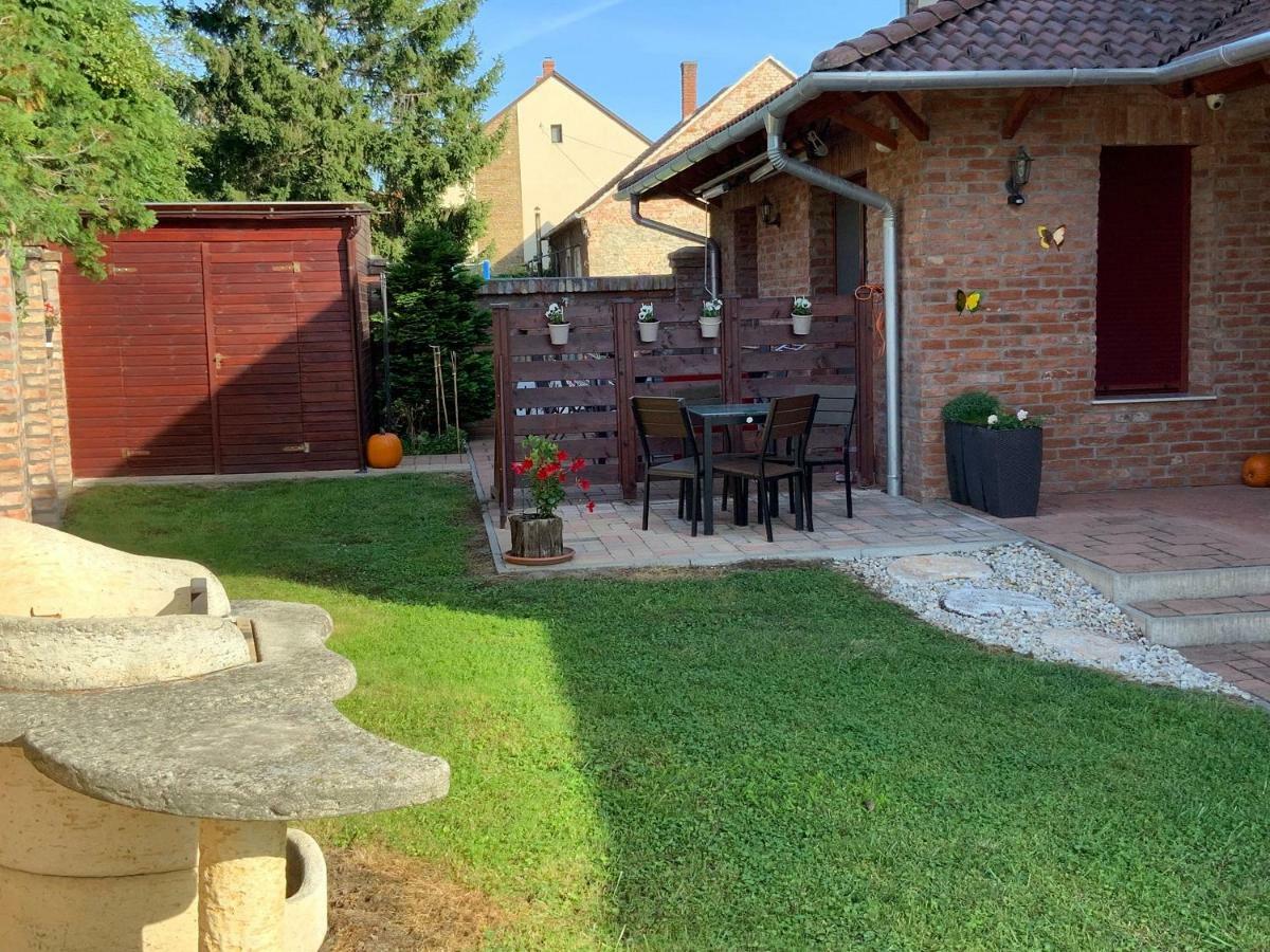 Cherry Apartmanhaz Sárvár Buitenkant foto